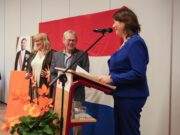 Burgemeester Joyce Vermue geniet na van Koningsdag