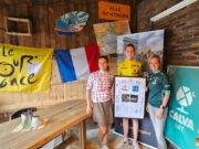 Winnaar Kwinkslag Tourpoule 2024 ontvangen leiderstrui bij Calva Café