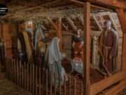 Kerststal naast kerk Rijsbergen brengt kerstverhaal tot leven