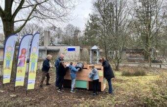 De koperakker opent hun eigen wormenhotel!