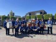 Vandaag zetten we extra de bloemetjes buiten